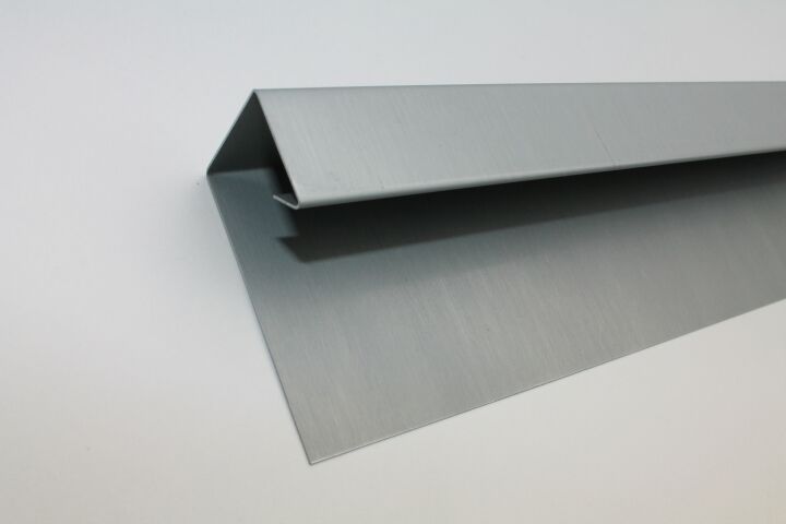 Titanzink-U-Profil, RZ vorbewittert, Zuschnitt: 150 x 0.70 mm, 3 Kantungen, L: 2m