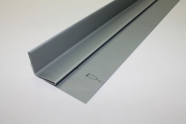 Titanzink-Einschubleiste Winkelform, RZ vorbewittert, Zuschnitt: 150 x 0.70 mm, 4 Kantungen, L: 2m